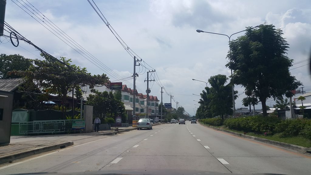 ภาพถนนตรงที่ ศรีกรุงโบรคเกอร์ ตั้งอยู่ ถ่ายโดย jrcarlsen พ.ศ. 2559 (2016) · A street-level view of where ศรีกรุงโบรคเกอร์ · Si Krung Brokkoe stands, by jrcarlsen in 2559 (2016)