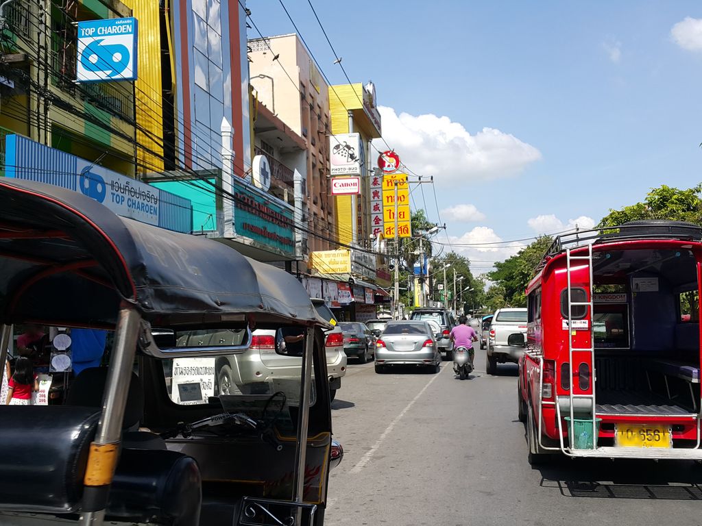 ภาพถนนตรงที่ Begin Vegan vegetarian food and breakfast ตั้งอยู่ ถ่ายโดย jrcarlsen พ.ศ. 2558 (2015) · A street-level view of where Begin Vegan vegetarian food and breakfast stands, by jrcarlsen in 2558 (2015)
