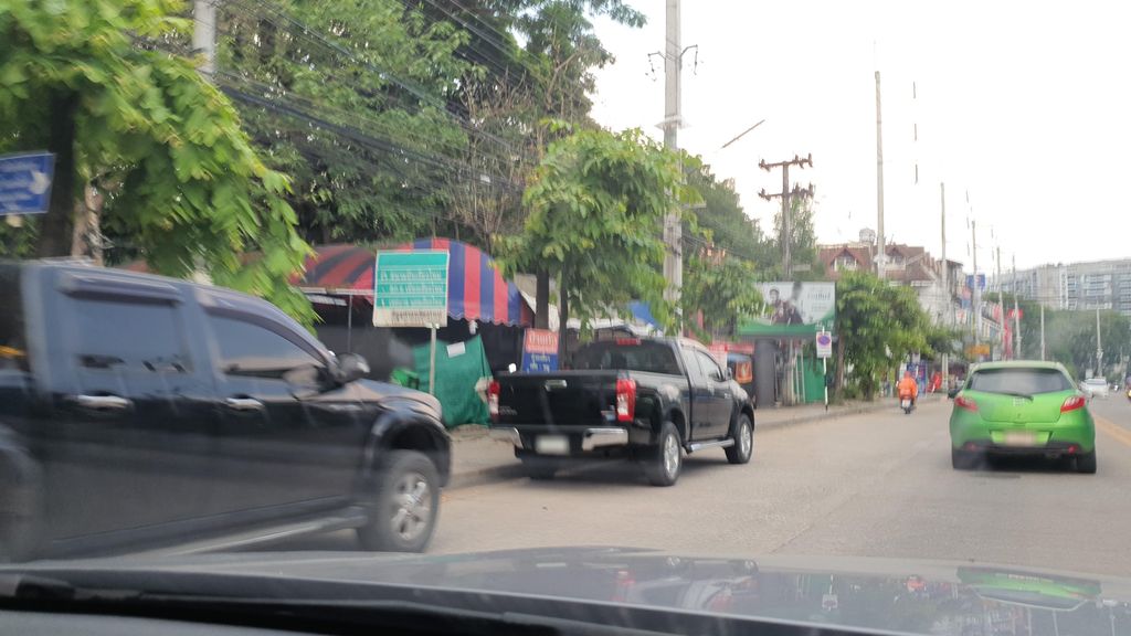 ภาพถนนตรงที่ ฟารีดา ตำข้างทาง ตั้งอยู่ ถ่ายโดย jrcarlsen พ.ศ. 2565 (2022) · A street-level view of where ฟารีดา ตำข้างทาง · Farida Tamkhangthang stands, by jrcarlsen in 2565 (2022)