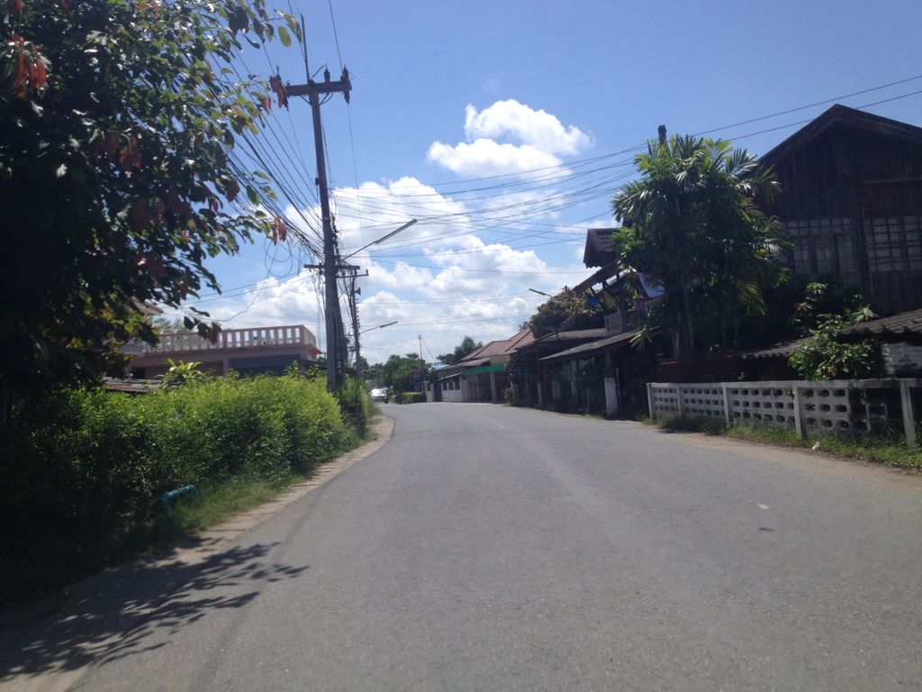 ภาพถนนตรงที่ บ้านละโว้ หนองแก๋ว อำหางดง จเชียงใหม่ ตั้งอยู่ ถ่ายโดย jimwatana พ.ศ. 2558 (2015) · A street-level view of where บ้านละโว้ หนองแก๋ว อำหางดง จเชียงใหม่ · Ban Lawo Nongkwae Amhangdong Chachiangmai stands, by jimwatana in 2558 (2015)