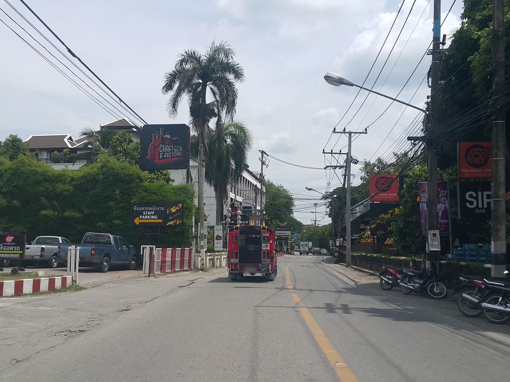 ภาพถนนตรงที่ บริษัท พรอพเพอร์ตี้ แคร์ เซอร์วิสเซส - ประเทศไทย สาขาภาคเหนือ ตั้งอยู่ ถ่ายโดย jrcarlsen พ.ศ. 2558 (2015) · A street-level view of where บริษัท พรอพเพอร์ตี้ แคร์ เซอร์วิสเซส - ประเทศไทย สาขาภาคเหนือ · Pharopphoeti Care Soewitset - Prathetthai Sakha Phaknuea Company stands, by jrcarlsen in 2558 (2015)