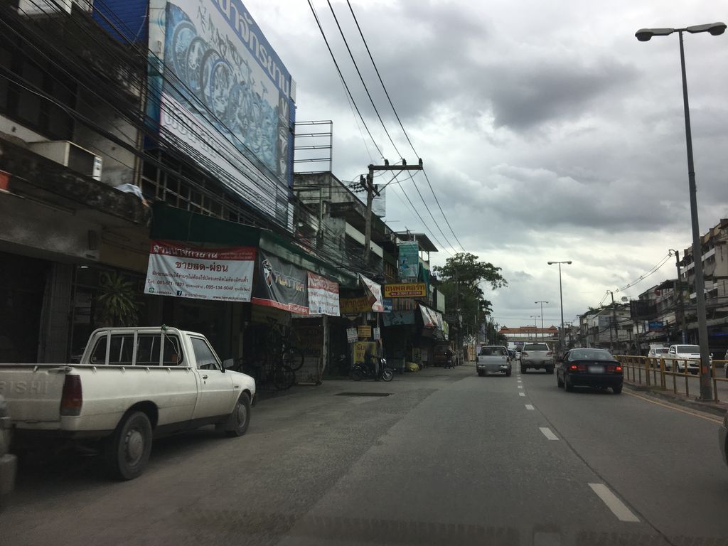 ภาพถนนตรงที่ Damkimmim coffee ตั้งอยู่ ถ่ายโดย wapriz พ.ศ. 2561 (2018) · A street-level view of where Damkimmim coffee stands, by wapriz in 2561 (2018)