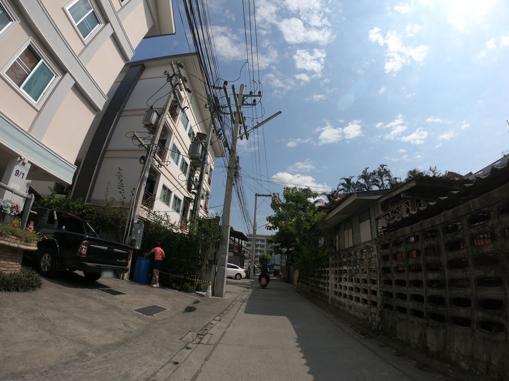 ภาพถนนตรงที่ สวนดอกอพาร์ทเมนท์ ตั้งอยู่ ถ่ายโดย chanuwath_grab พ.ศ. 2562 (2019) · A street-level view of where สวนดอกอพาร์ทเมนท์ · Dok Apartment Garden stands, by chanuwath_grab in 2562 (2019)