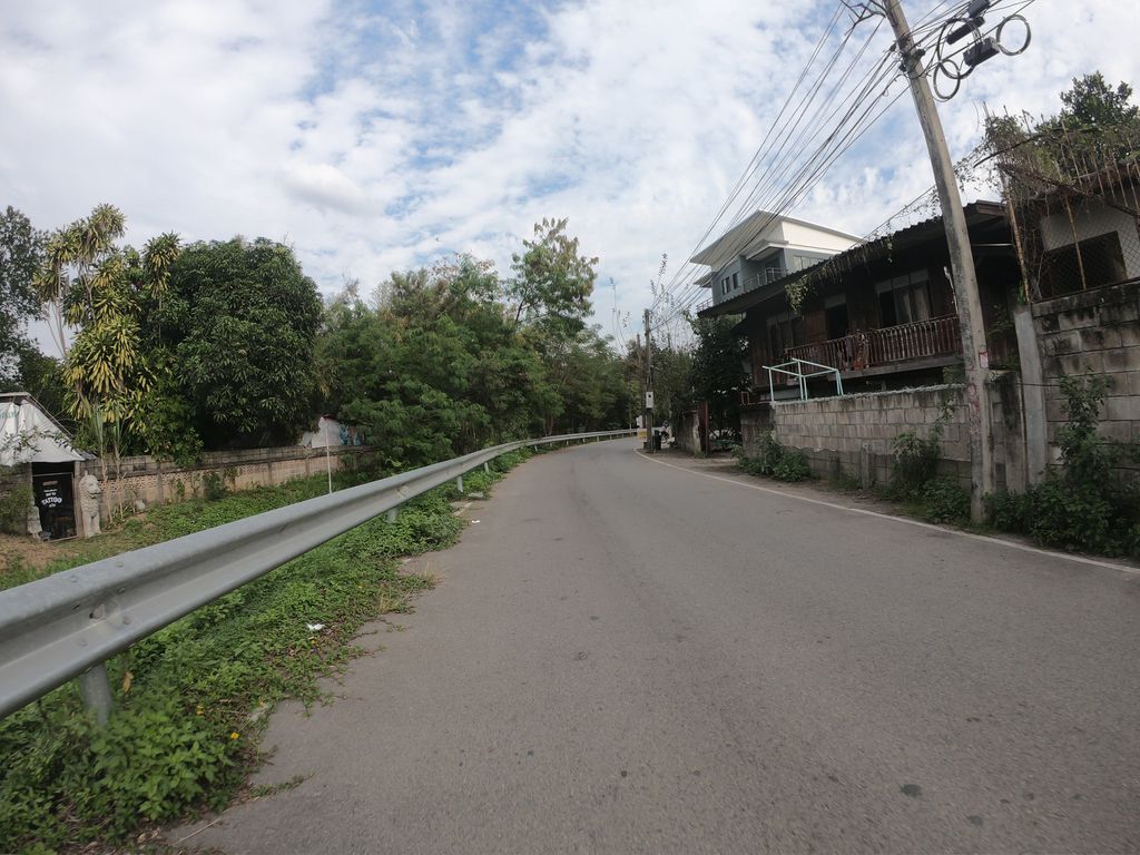 ภาพถนนตรงที่ BayTo Tattoo ห้องสักลายใต้ดิน ตั้งอยู่ ถ่ายโดย chanuwath_grab พ.ศ. 2562 (2019) · A street-level view of where BayTo Tattoo ห้องสักลายใต้ดิน stands, by chanuwath_grab in 2562 (2019)
