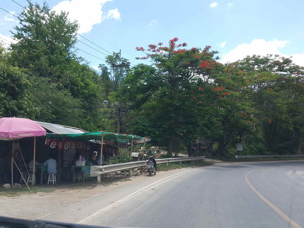 ภาพถนนตรงที่ ธนพนธ์มินิมาร์ท ตั้งอยู่ ถ่ายโดย jrcarlsen พ.ศ. 2558 (2015) · A street-level view of where ธนพนธ์มินิมาร์ท · Thanaphon Mini Mart stands, by jrcarlsen in 2558 (2015)