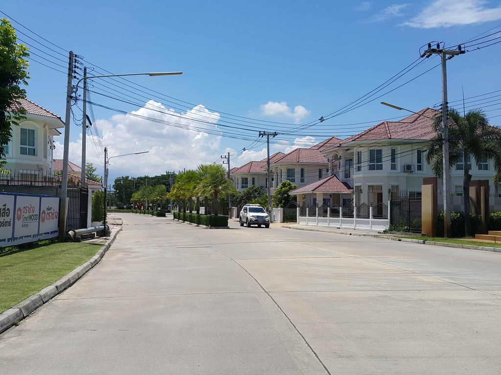 ภาพถนนตรงที่ Valine Cafe ตั้งอยู่ ถ่ายโดย jrcarlsen พ.ศ. 2558 (2015) · A street-level view of where Valine Cafe stands, by jrcarlsen in 2558 (2015)