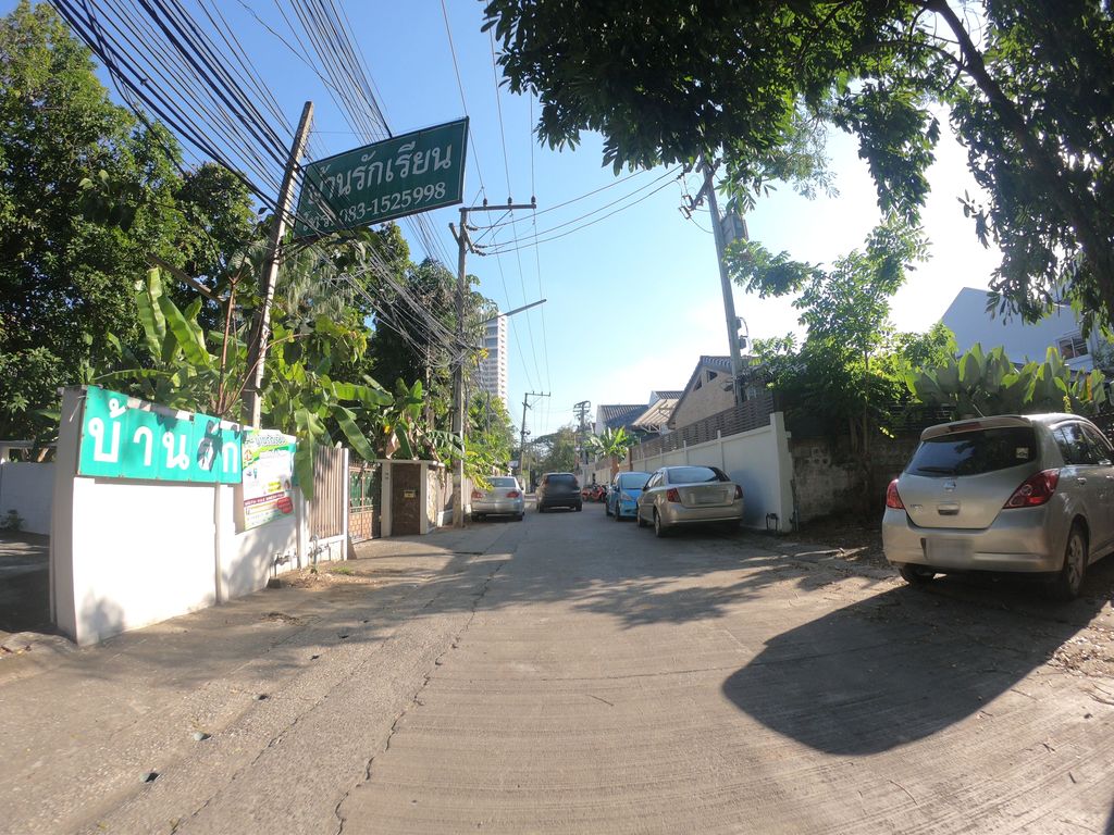 ภาพถนนตรงที่ Green o'clock ตั้งอยู่ ถ่ายโดย chanuwath_grab พ.ศ. 2562 (2019) · A street-level view of where Green o'clock stands, by chanuwath_grab in 2562 (2019)