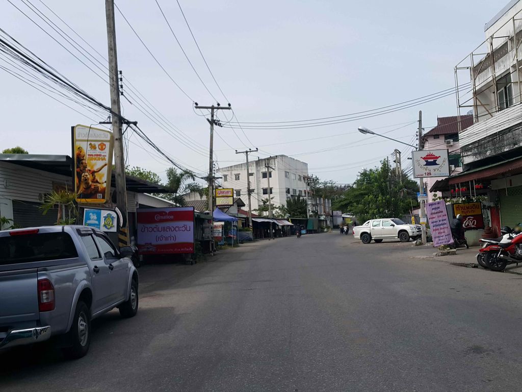 ภาพถนนตรงที่ ผัดไทย ศิลาอาสน์ ตั้งอยู่ ถ่ายโดย jrcarlsen พ.ศ. 2558 (2015) · A street-level view of where ผัดไทย ศิลาอาสน์ · Phatthai Silaat stands, by jrcarlsen in 2558 (2015)