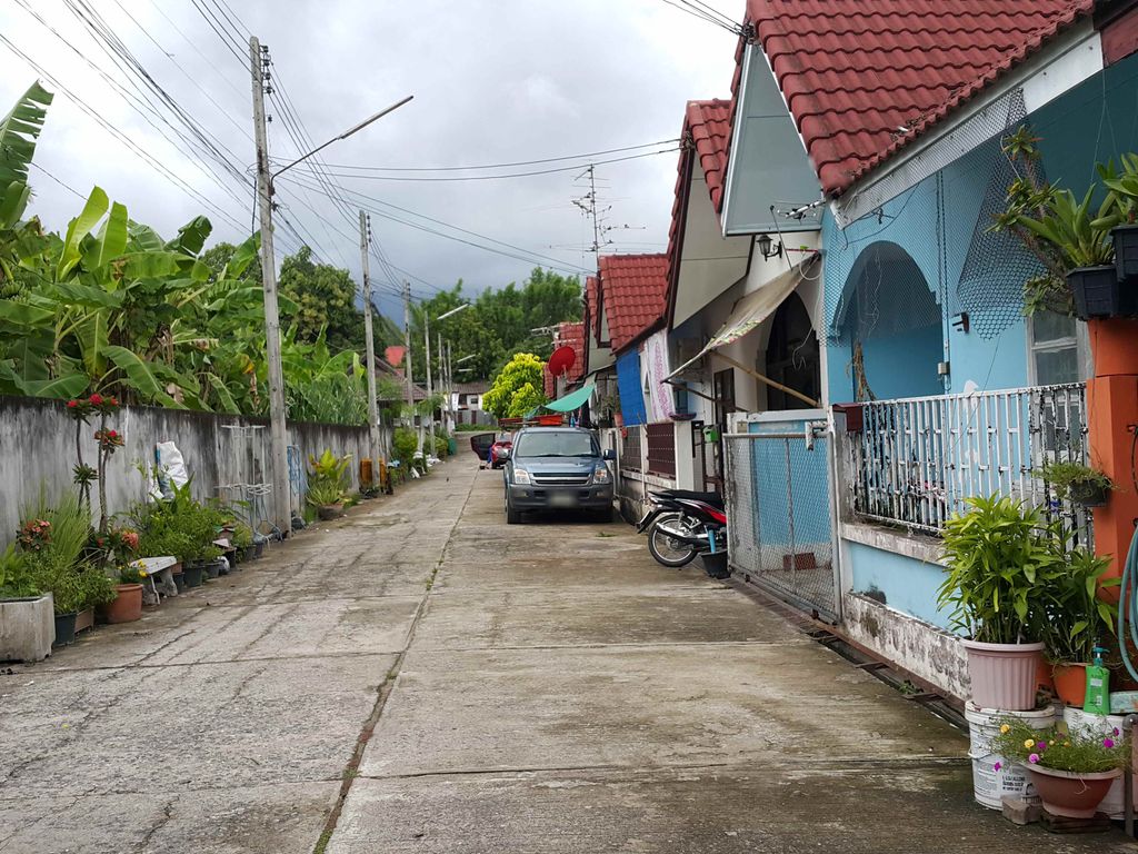 ภาพถนนตรงที่ Photo Mind ตั้งอยู่ ถ่ายโดย jrcarlsen พ.ศ. 2558 (2015) · A street-level view of where Photo Mind stands, by jrcarlsen in 2558 (2015)