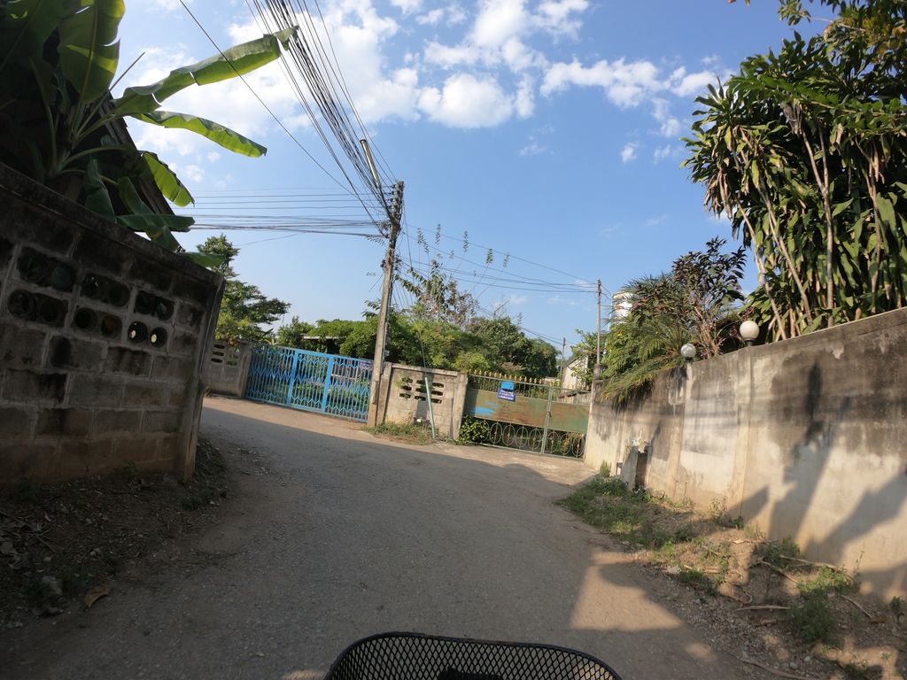 ภาพถนนตรงที่ Golden Palace Inn ตั้งอยู่ ถ่ายโดย chanuwath_grab พ.ศ. 2562 (2019) · A street-level view of where Golden Palace Inn stands, by chanuwath_grab in 2562 (2019)