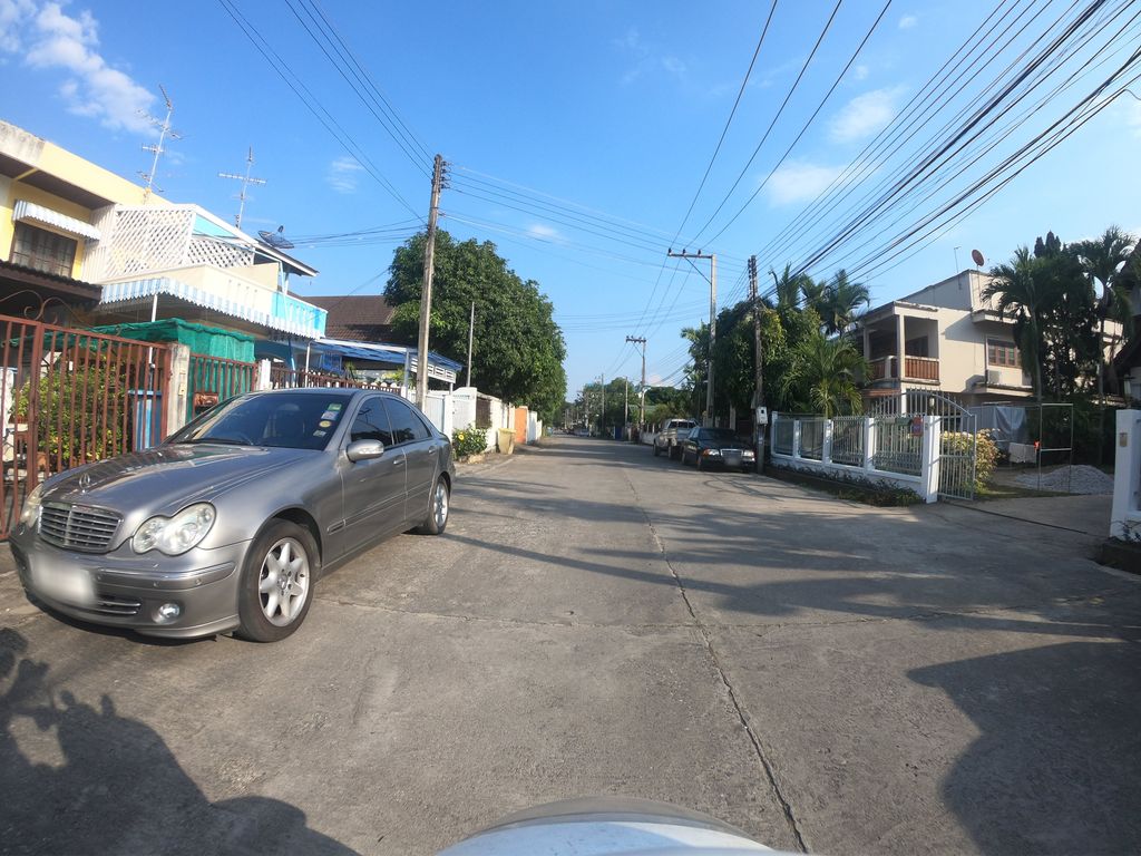 ภาพถนนตรงที่ FineDay Pilates Studio ตั้งอยู่ ถ่ายโดย chanuwath_grab พ.ศ. 2562 (2019) · A street-level view of where FineDay Pilates Studio stands, by chanuwath_grab in 2562 (2019)