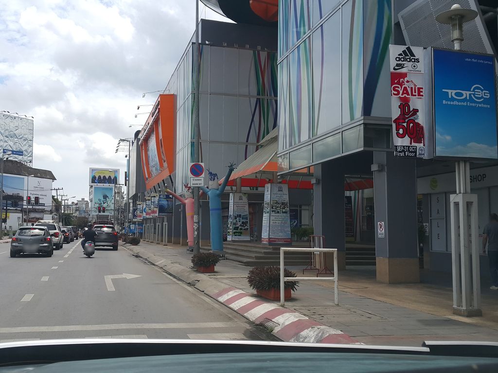 ภาพถนนตรงที่ Malongdo Cuisine ตั้งอยู่ ถ่ายโดย jrcarlsen พ.ศ. 2558 (2015) · A street-level view of where Malongdo Cuisine stands, by jrcarlsen in 2558 (2015)