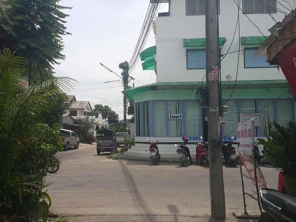 ภาพถนนตรงที่ 99 Hair Salon ตั้งอยู่ ถ่ายโดย jrcarlsen พ.ศ. 2558 (2015) · A street-level view of where 99 Hair Salon stands, by jrcarlsen in 2558 (2015)