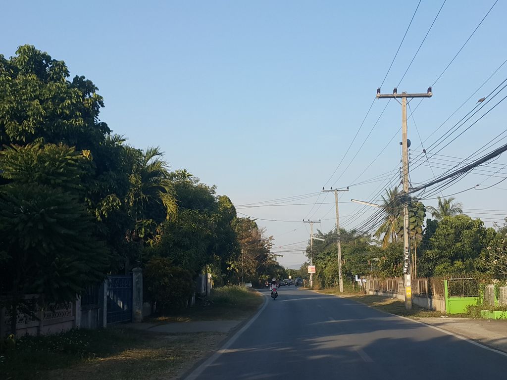 ภาพถนนตรงที่ ชบา ชานมไข่มุก ตั้งอยู่ ถ่ายโดย jrcarlsen พ.ศ. 2559 (2016) · A street-level view of where ชบา ชานมไข่มุก · Chaba Chanmakhaimuk stands, by jrcarlsen in 2559 (2016)