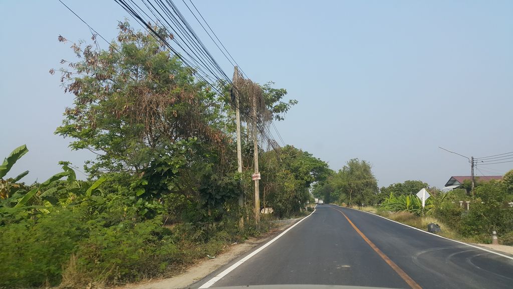 ภาพถนนตรงที่ ณ.สุขล้น คาเฟ่ ตั้งอยู่ ถ่ายโดย jrcarlsen พ.ศ. 2562 (2019) · A street-level view of where ณ.สุขล้น คาเฟ่ · Na.sukhlon Café stands, by jrcarlsen in 2562 (2019)