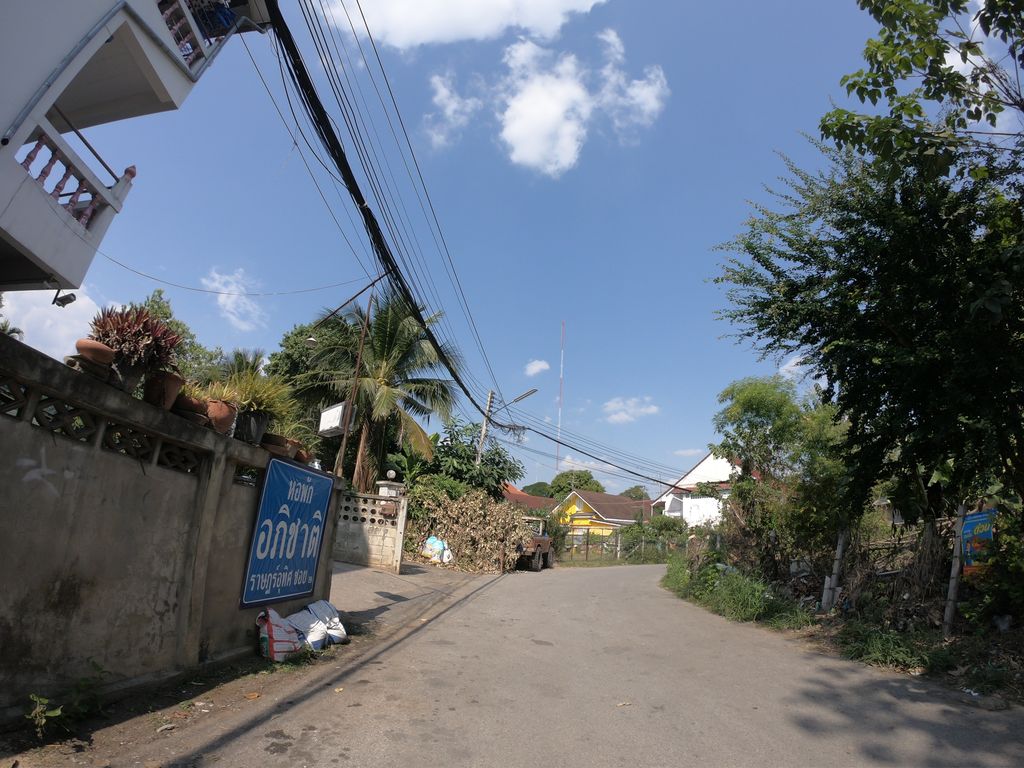 ภาพถนนตรงที่ หอพักอภิชาติ ตั้งอยู่ ถ่ายโดย chanuwath_grab พ.ศ. 2562 (2019) · A street-level view of where หอพักอภิชาติ · Aphichati Dormitory stands, by chanuwath_grab in 2562 (2019)