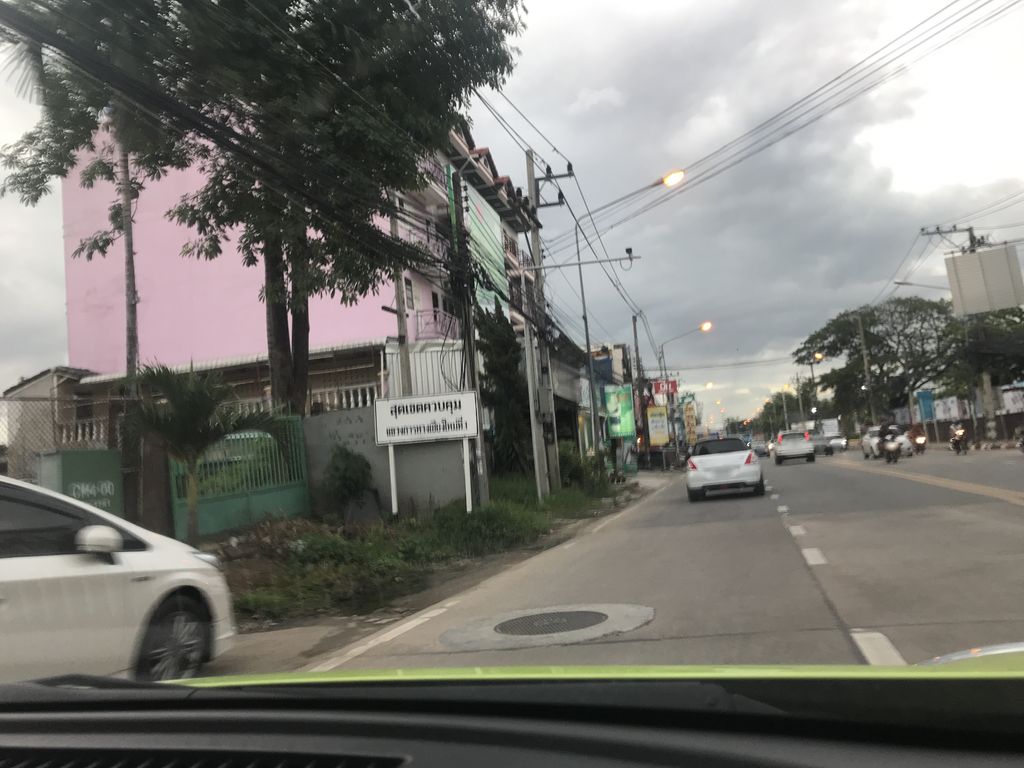 ภาพถนนตรงที่ ก๋วยเตี๋ยวเรือ นายร้อย ตั้งอยู่ ถ่ายโดย ppimpream พ.ศ. 2561 (2018) · A street-level view of where ก๋วยเตี๋ยวเรือ นายร้อย · Kuai Tiaoruea Nairoi stands, by ppimpream in 2561 (2018)