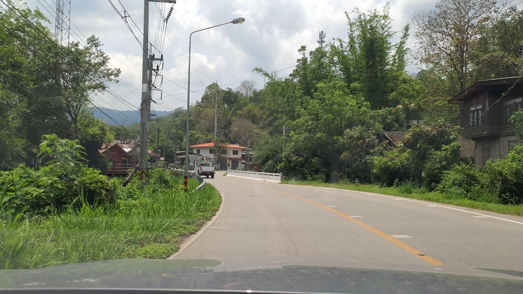 ภาพถนนตรงที่ ร้านอาหารน้องเจิน ตแม่หอพระ อแม่แตง จเชียงใหม่ ตั้งอยู่ ถ่ายโดย jrcarlsen พ.ศ. 2565 (2022) · A street-level view of where ร้านอาหารน้องเจิน ตแม่หอพระ อแม่แตง จเชียงใหม่ · Nong Choen Tamaehophra Amaetaeng Chachiangmai Restaurant stands, by jrcarlsen in 2565 (2022)
