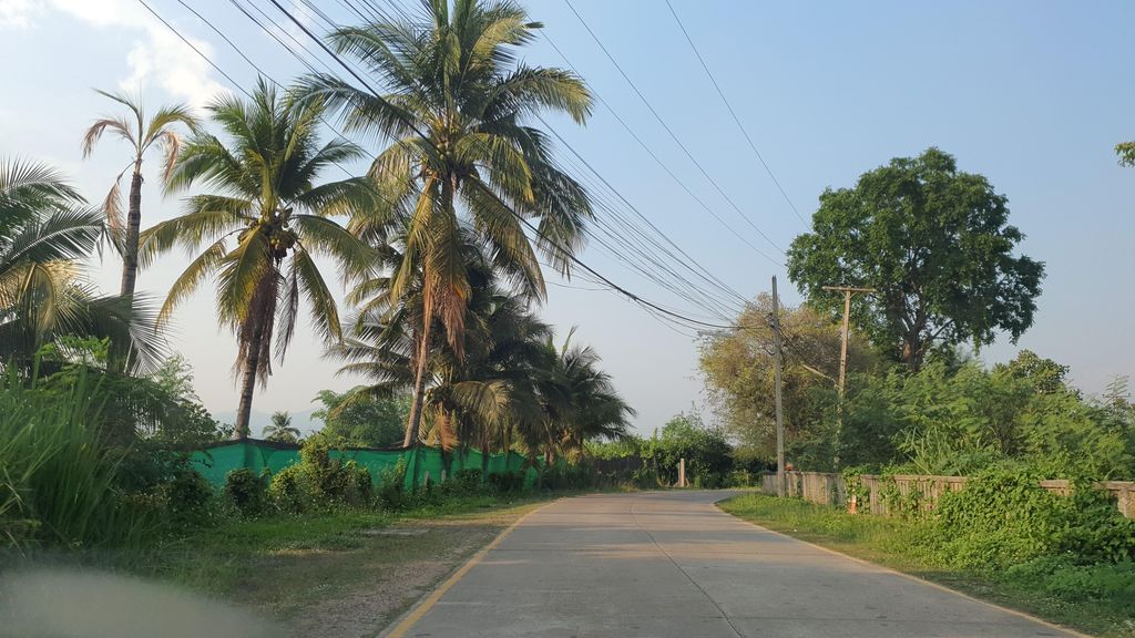 ภาพถนนตรงที่ ร้าน ทรัพย์รุ่งเรือง ตั้งอยู่ ถ่ายโดย jrcarlsen พ.ศ. 2565 (2022) · A street-level view of where ร้าน ทรัพย์รุ่งเรือง · Ran Sap Rungrueang stands, by jrcarlsen in 2565 (2022)