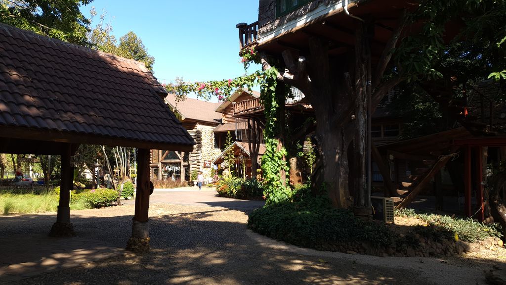 ภาพถนนตรงที่ The Log Of Paradis ตั้งอยู่ ถ่ายโดย jrcarlsen พ.ศ. 2562 (2019) · A street-level view of where The Log Of Paradis stands, by jrcarlsen in 2562 (2019)