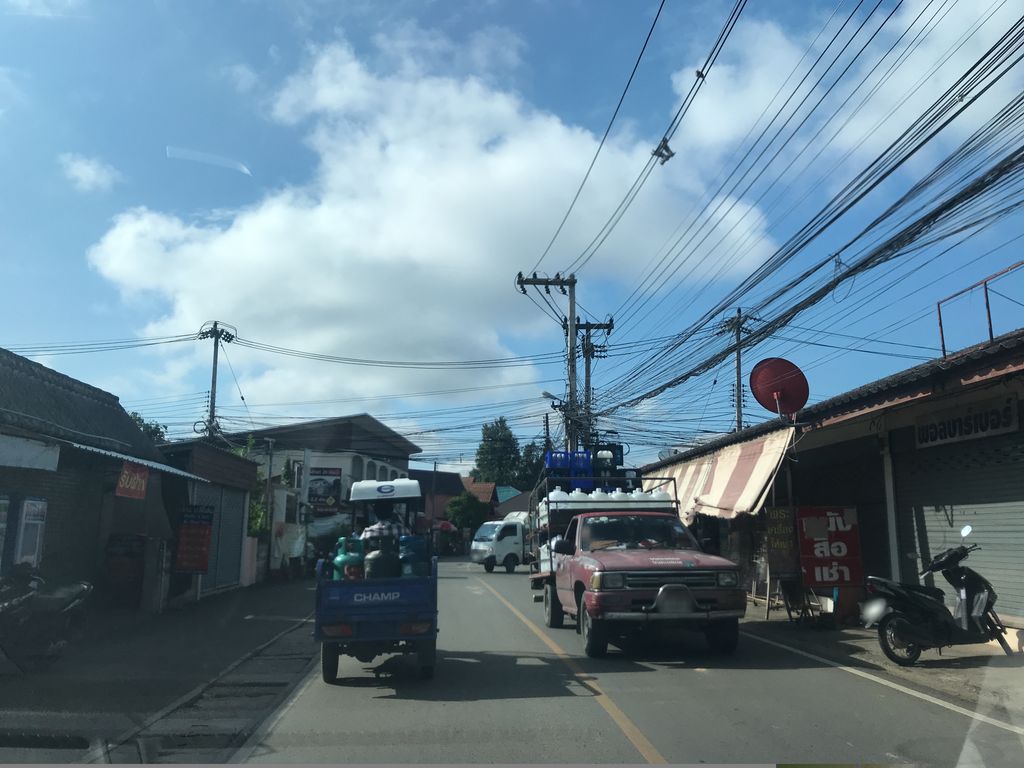 ภาพถนนตรงที่ เตี๋ยวจัมโบ้หน้าบ้าน ตั้งอยู่ ถ่ายโดย prasert พ.ศ. 2561 (2018) · A street-level view of where เตี๋ยวจัมโบ้หน้าบ้าน · Tiao Jumbo Naban stands, by prasert in 2561 (2018)