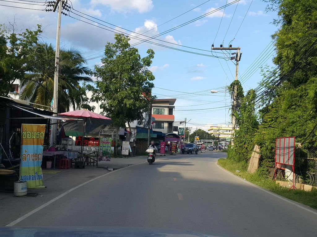 ภาพถนนตรงที่ 50 Degrees Cafe ตั้งอยู่ ถ่ายโดย jrcarlsen พ.ศ. 2558 (2015) · A street-level view of where 50 Degrees Cafe stands, by jrcarlsen in 2558 (2015)