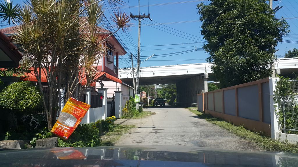 ภาพถนนตรงที่ สะพานข้ามแม่นำ้ปิง ตั้งอยู่ ถ่ายโดย jrcarlsen พ.ศ. 2560 (2017) · A street-level view of where สะพานข้ามแม่นำ้ปิง · Saphan Kham Mae Nam Ping stands, by jrcarlsen in 2560 (2017)