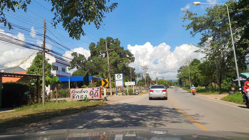 ภาพถนนตรงที่ ชุมเมืองเฟอร์นิเจอร์ ตั้งอยู่ ถ่ายโดย jrcarlsen พ.ศ. 2564 (2021) · A street-level view of where ชุมเมืองเฟอร์นิเจอร์ · Chum Mueang Furniture stands, by jrcarlsen in 2564 (2021)
