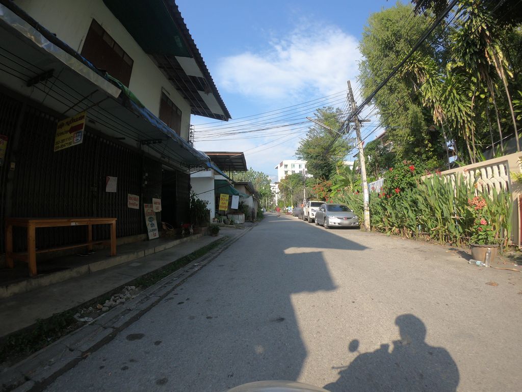 ภาพถนนตรงที่ Green Roasters Coffee ตั้งอยู่ ถ่ายโดย chanuwath_grab พ.ศ. 2562 (2019) · A street-level view of where Green Roasters Coffee stands, by chanuwath_grab in 2562 (2019)