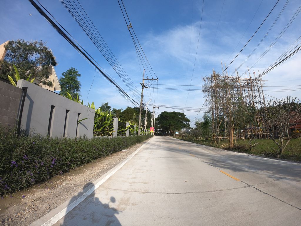 ภาพถนนตรงที่ Cozy Time Villa Hotel and Resort ตั้งอยู่ ถ่ายโดย chanuwath_grab พ.ศ. 2562 (2019) · A street-level view of where Cozy Time Villa Hotel and Resort stands, by chanuwath_grab in 2562 (2019)