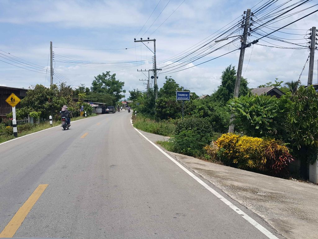ภาพถนนตรงที่ ค่ายลูกเสือชเยศ ตั้งอยู่ ถ่ายโดย jrcarlsen พ.ศ. 2558 (2015) · A street-level view of where ค่ายลูกเสือชเยศ · Khailuksuea Chayet stands, by jrcarlsen in 2558 (2015)