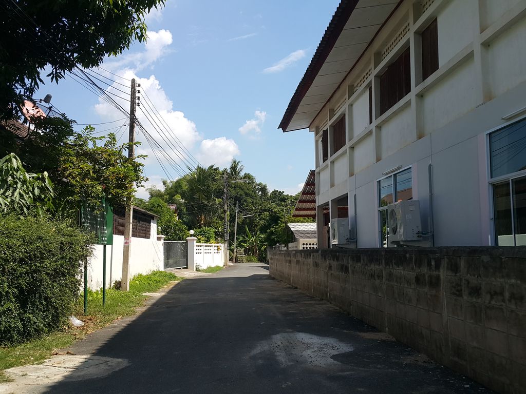 ภาพถนนตรงที่ เวสป้า บาร์เบอร์ ตั้งอยู่ ถ่ายโดย jrcarlsen พ.ศ. 2558 (2015) · A street-level view of where เวสป้า บาร์เบอร์ · Vespa Barber stands, by jrcarlsen in 2558 (2015)