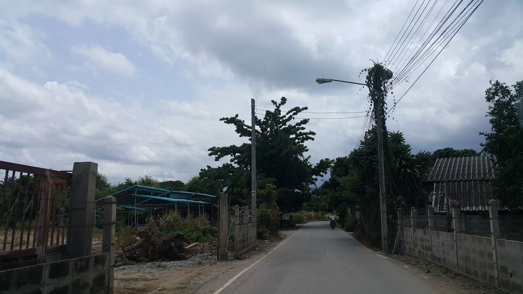 ภาพถนนตรงที่ ร้านไส้อั่วสมุนไพร แม่สมนึก ตั้งอยู่ ถ่ายโดย jrcarlsen พ.ศ. 2559 (2016) · A street-level view of where ร้านไส้อั่วสมุนไพร แม่สมนึก · Ran Saiua Samunphrai Mae Somnuek stands, by jrcarlsen in 2559 (2016)