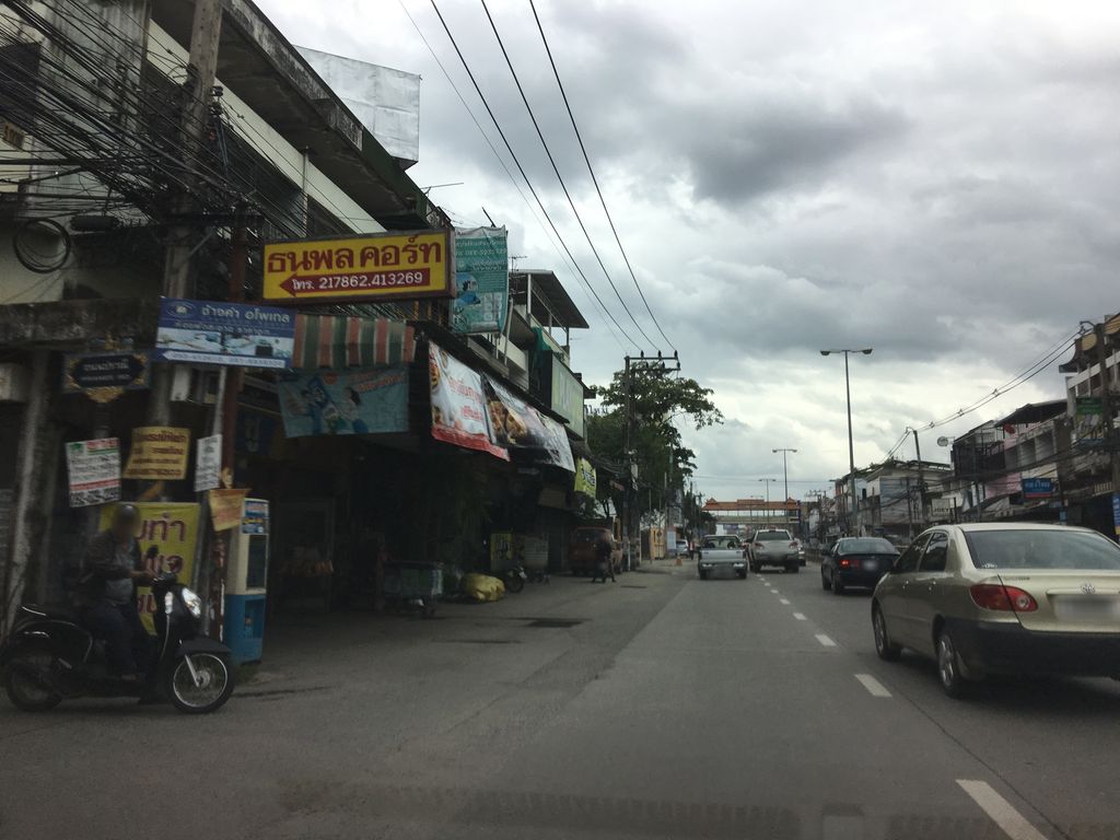 ภาพถนนตรงที่ เฮาส์ ออฟ เมล ตั้งอยู่ ถ่ายโดย wapriz พ.ศ. 2561 (2018) · A street-level view of where เฮาส์ ออฟ เมล · House Op Men stands, by wapriz in 2561 (2018)