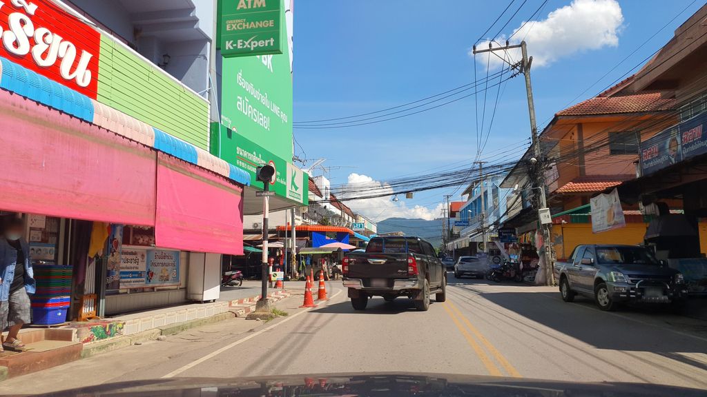 ภาพถนนตรงที่ กาแฟภูมิใจ(สาขา1) ตั้งอยู่ ถ่ายโดย jrcarlsen พ.ศ. 2564 (2021) · A street-level view of where กาแฟภูมิใจ(สาขา1) · Kafaephumichai(sakha1) stands, by jrcarlsen in 2564 (2021)