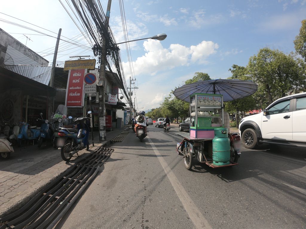 ภาพถนนตรงที่ Go Chicken ไก่ทอดซอสเกาหลี ตั้งอยู่ ถ่ายโดย chanuwath_grab พ.ศ. 2562 (2019) · A street-level view of where Go Chicken ไก่ทอดซอสเกาหลี stands, by chanuwath_grab in 2562 (2019)