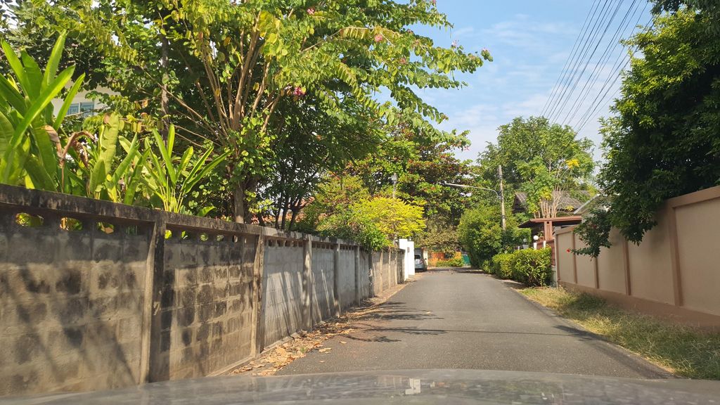 ภาพถนนตรงที่ ร้านฅนมักกาแฟ ตั้งอยู่ ถ่ายโดย jrcarlsen พ.ศ. 2565 (2022) · A street-level view of where ร้านฅนมักกาแฟ · Ran Khon Makkafae stands, by jrcarlsen in 2565 (2022)