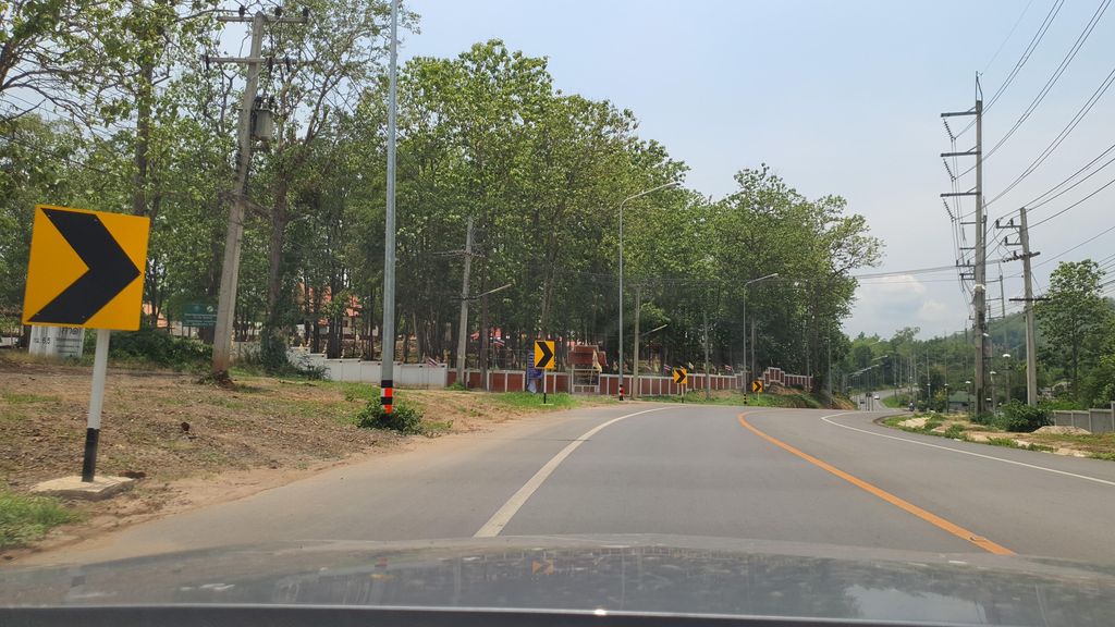 ภาพถนนตรงที่ MonPanaNont Resort and Spa ตั้งอยู่ ถ่ายโดย jrcarlsen พ.ศ. 2565 (2022) · A street-level view of where MonPanaNont Resort and Spa stands, by jrcarlsen in 2565 (2022)