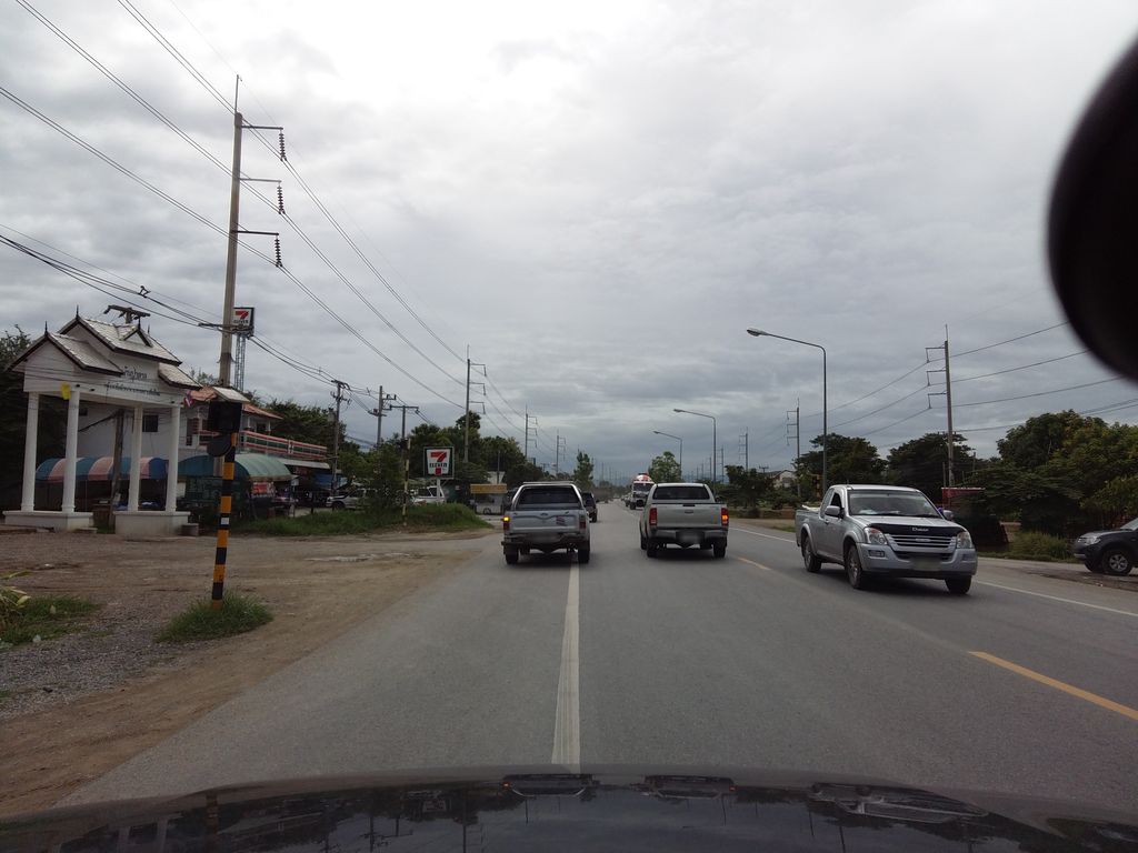 ภาพถนนตรงที่ อิฐสมบูรณ์ ขวัญเวียง ตั้งอยู่ ถ่ายโดย hantms พ.ศ. 2558 (2015) · A street-level view of where อิฐสมบูรณ์ ขวัญเวียง · Itsombun Khwanwiang stands, by hantms in 2558 (2015)