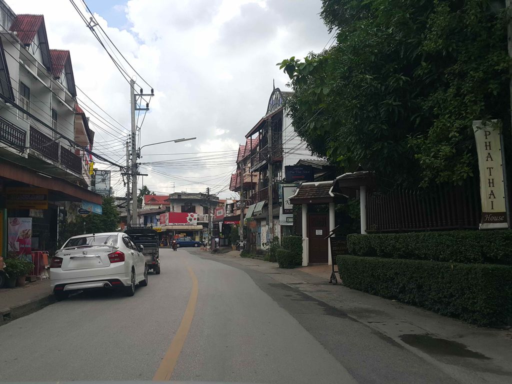 ภาพถนนตรงที่ Angkhana Shop - เสื้อผ้าม้ง ตั้งอยู่ ถ่ายโดย jrcarlsen พ.ศ. 2558 (2015) · A street-level view of where Angkhana Shop - เสื้อผ้าม้ง stands, by jrcarlsen in 2558 (2015)