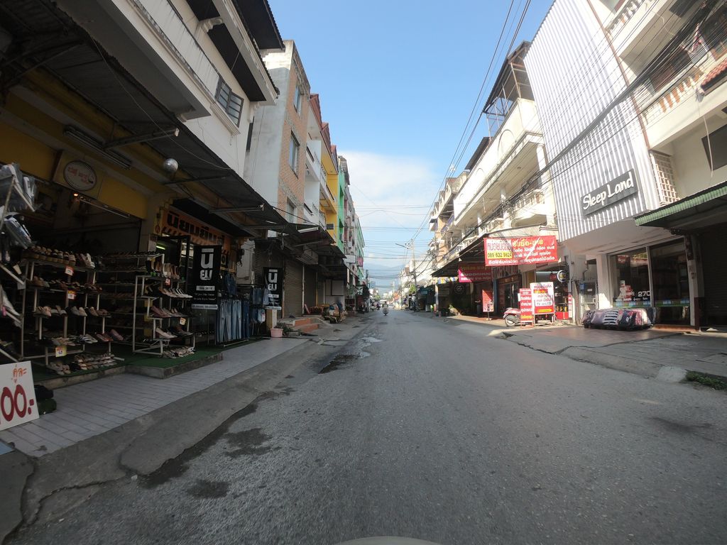 ภาพถนนตรงที่ นามบัตรเชียงใหม่ รับทำนามบัตร บัตรสะสมแต้ม สติ๊กเกอร์ สื่อสิ่งพิมพ์ ฯลฯ ตั้งอยู่ ถ่ายโดย chanuwath_grab พ.ศ. 2562 (2019) · A street-level view of where นามบัตรเชียงใหม่ รับทำนามบัตร บัตรสะสมแต้ม สติ๊กเกอร์ สื่อสิ่งพิมพ์ ฯลฯ · Nambat Chiang Mai Rapthamnambat Batrasasomtaem Sticker Sue Singphim La stands, by chanuwath_grab in 2562 (2019)