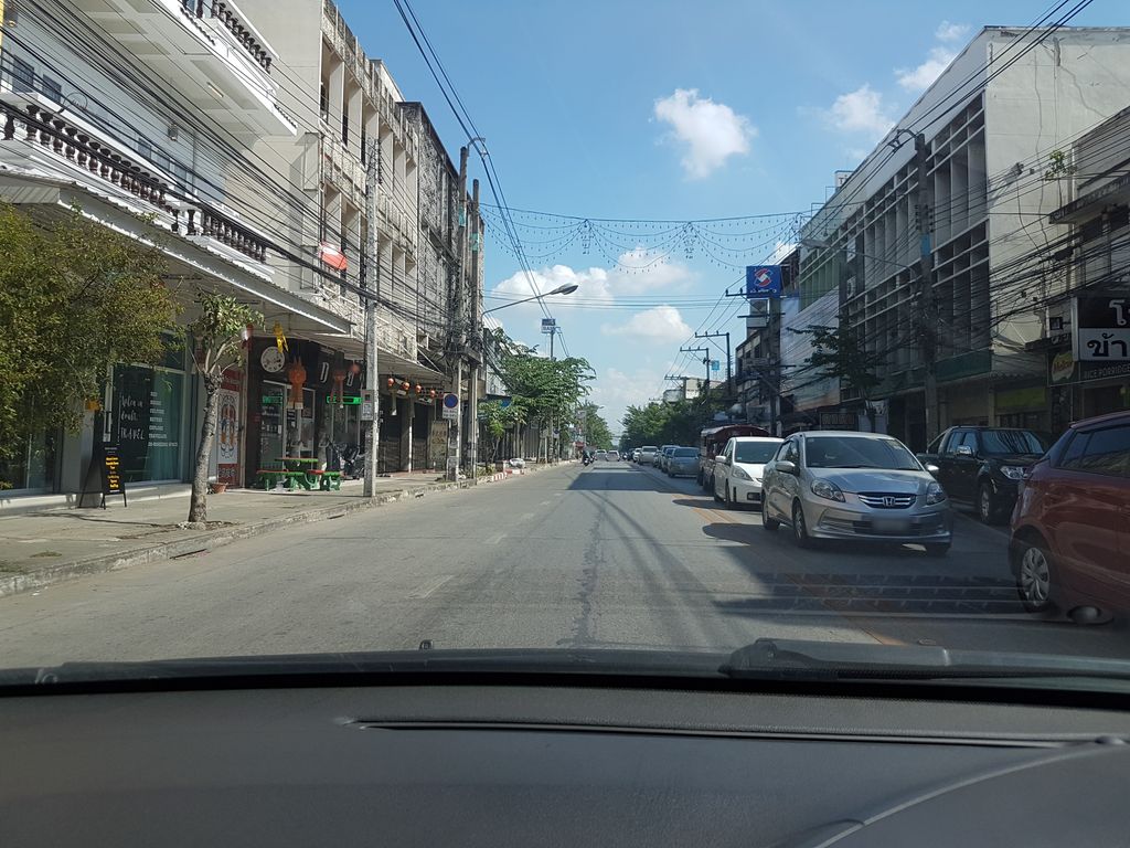 ภาพถนนตรงที่ วัดศีรีบรรบต ตั้งอยู่ ถ่ายโดย ekkarin พ.ศ. 2561 (2018) · A street-level view of where วัดศีรีบรรบต · Wat Siribrarabot stands, by ekkarin in 2561 (2018)