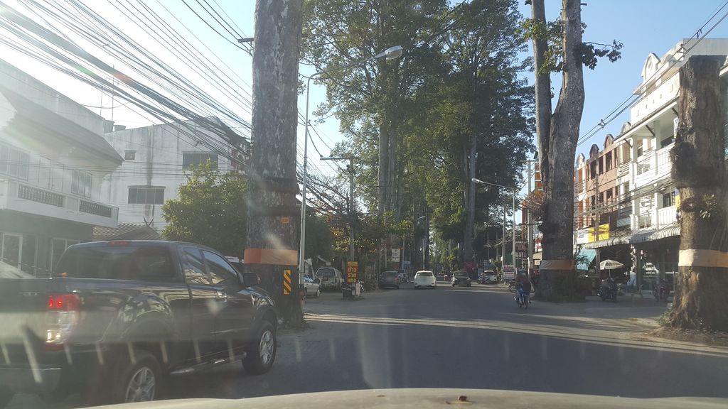 ภาพถนนตรงที่ ทรัพย์อนันต์การเบาะ ตั้งอยู่ ถ่ายโดย jrcarlsen พ.ศ. 2562 (2019) · A street-level view of where ทรัพย์อนันต์การเบาะ · Sapanan Kanbo stands, by jrcarlsen in 2562 (2019)
