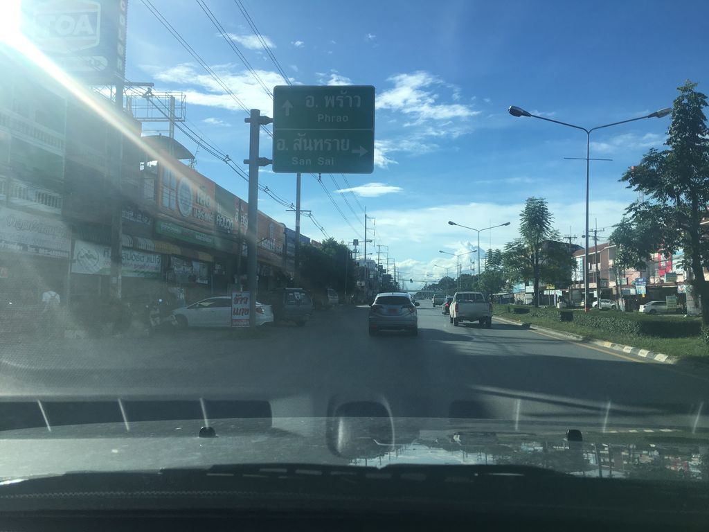 ภาพถนนตรงที่ ร้านแม่โจ้ฟิชชิ่ง ตั้งอยู่ ถ่ายโดย wapriz พ.ศ. 2561 (2018) · A street-level view of where ร้านแม่โจ้ฟิชชิ่ง · Ran Mae Jo Fishing stands, by wapriz in 2561 (2018)
