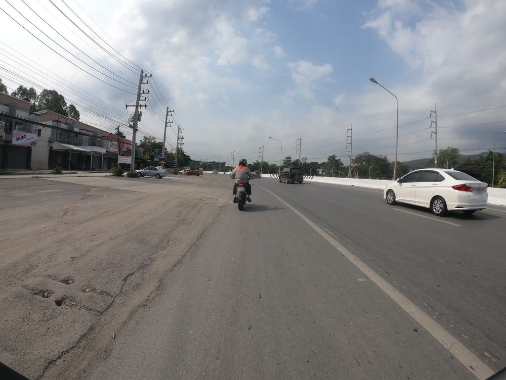 ภาพถนนตรงที่ ร้านเฉลิมฉลอง ตั้งอยู่ ถ่ายโดย chanuwath_grab พ.ศ. 2562 (2019) · A street-level view of where ร้านเฉลิมฉลอง · Ran Chelim Chalong stands, by chanuwath_grab in 2562 (2019)
