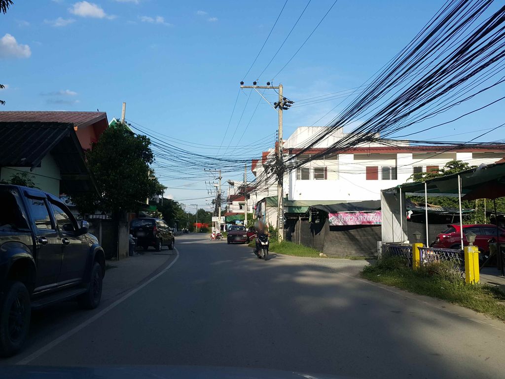 ภาพถนนตรงที่ Pappa Cafe ตั้งอยู่ ถ่ายโดย jrcarlsen พ.ศ. 2558 (2015) · A street-level view of where Pappa Cafe stands, by jrcarlsen in 2558 (2015)
