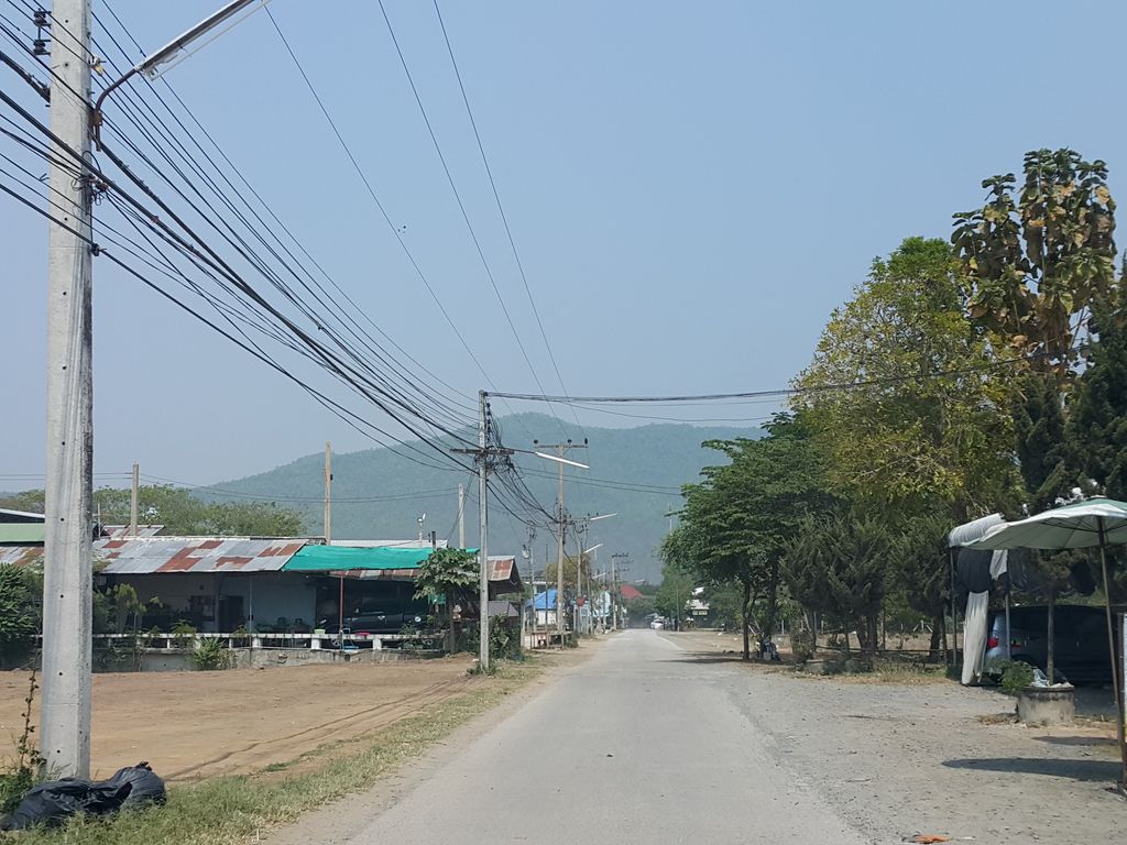 ภาพถนนตรงที่ ร้านออนใต้โมบาย ตั้งอยู่ ถ่ายโดย jrcarlsen พ.ศ. 2559 (2016) · A street-level view of where ร้านออนใต้โมบาย · Ran Ontai Mobile stands, by jrcarlsen in 2559 (2016)