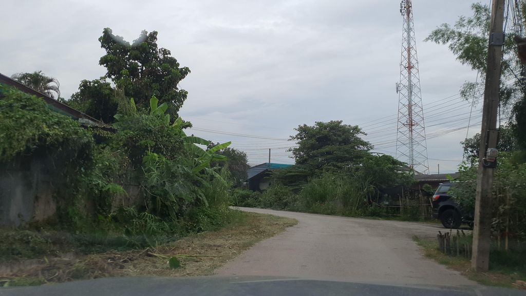 ภาพถนนตรงที่ ครัวลูกยายสอิ้ง ตั้งอยู่ ถ่ายโดย jrcarlsen พ.ศ. 2564 (2021) · A street-level view of where ครัวลูกยายสอิ้ง · Khrua Luk Yai Songa stands, by jrcarlsen in 2564 (2021)