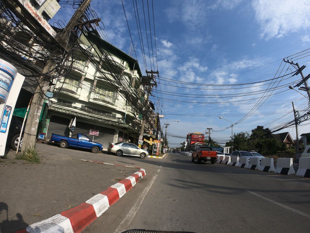 ภาพถนนตรงที่ ร้านทำทองเพชรชมภู ตั้งอยู่ ถ่ายโดย chanuwath_grab พ.ศ. 2562 (2019) · A street-level view of where ร้านทำทองเพชรชมภู · Ran Thamthong Phet Chomphu stands, by chanuwath_grab in 2562 (2019)