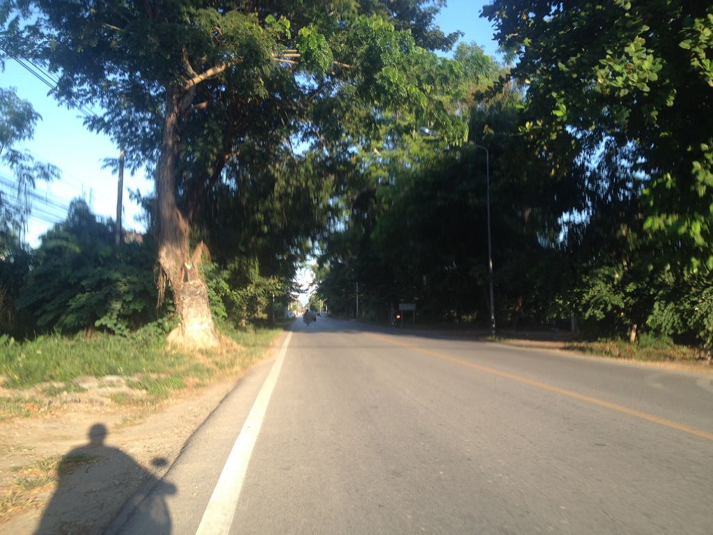 ภาพถนนตรงที่ ส้มตำอ้อยใจ ตั้งอยู่ ถ่ายโดย jimwatana พ.ศ. 2558 (2015) · A street-level view of where ส้มตำอ้อยใจ · Som Tam Oi Chai stands, by jimwatana in 2558 (2015)